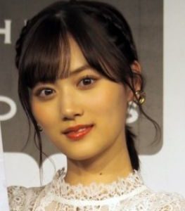 山下美月がビキニの紐を結ぶときに思わず興奮！？